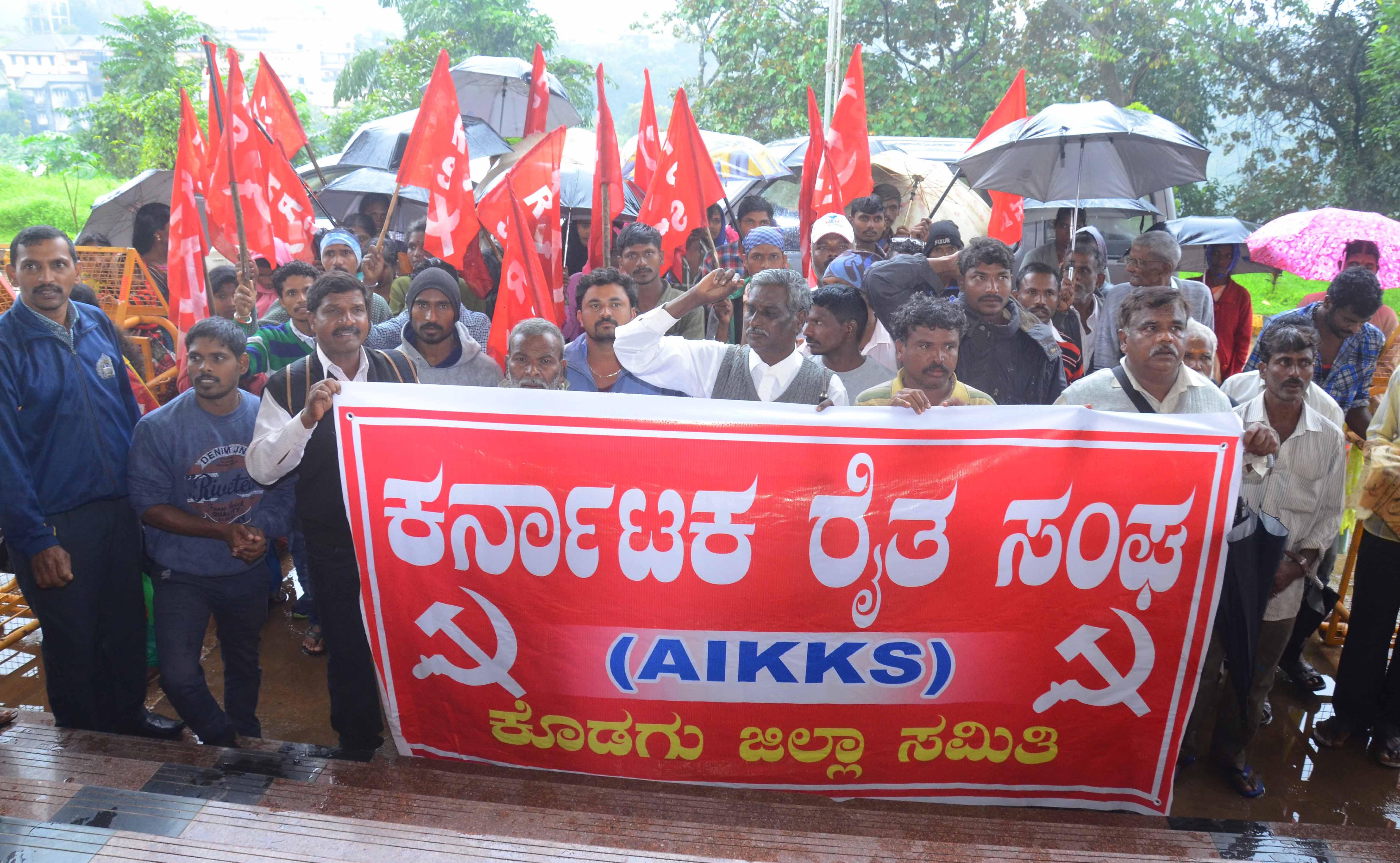 ಭೂಮಿಯ ಹಕ್ಕಿಗಾಗಿ ರೈತ ಸಂಘದಿಂದ ಪ್ರತಿಭಟನೆ